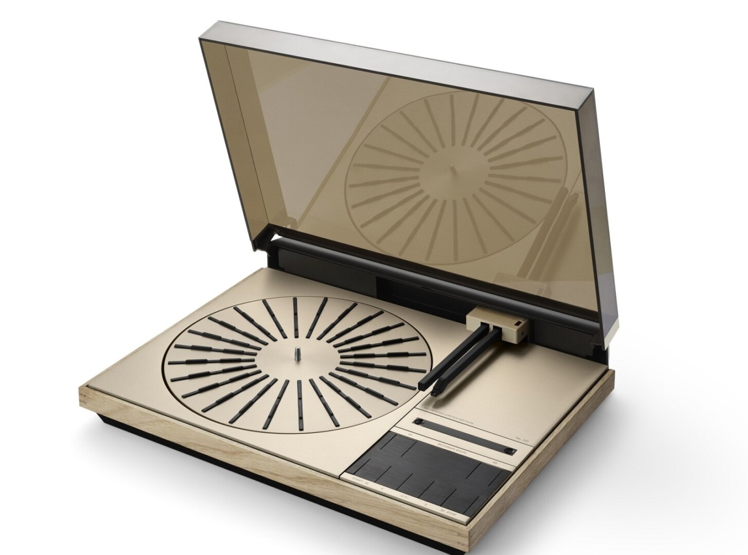 Bang & Olufsen riporta in vita il giradischi Beogram 4000