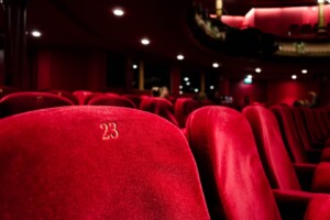 Film al cinema prima in sala e poi in streaming. E l'Anec protesta.