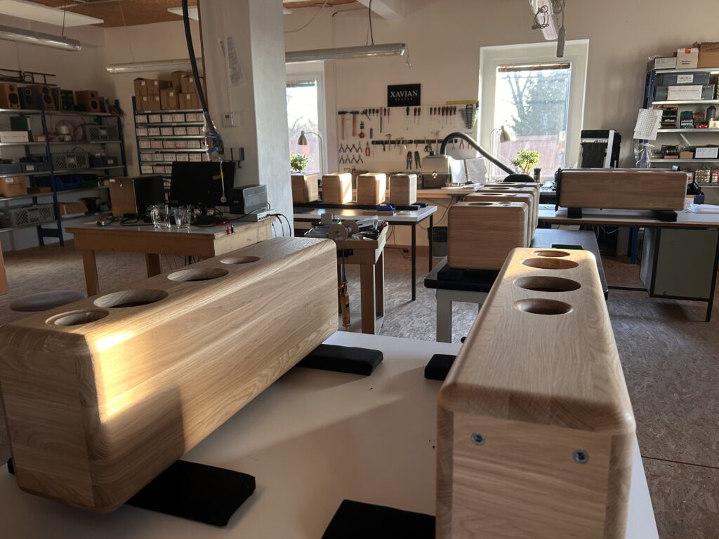 Lavorazione artigianale dei cabinet Xavian nel mulino di Hostivice. 