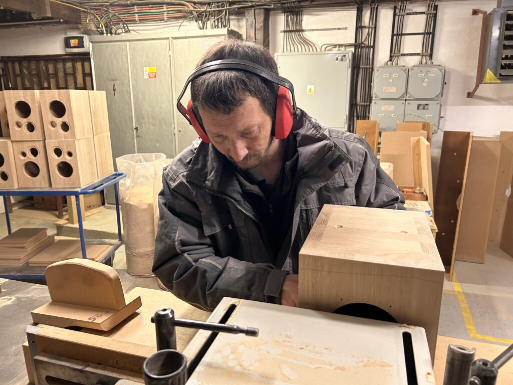 Lavorazione artigianale dei cabinet Xavian nel mulino di Hostivice. 